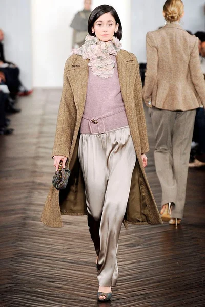 Look 16